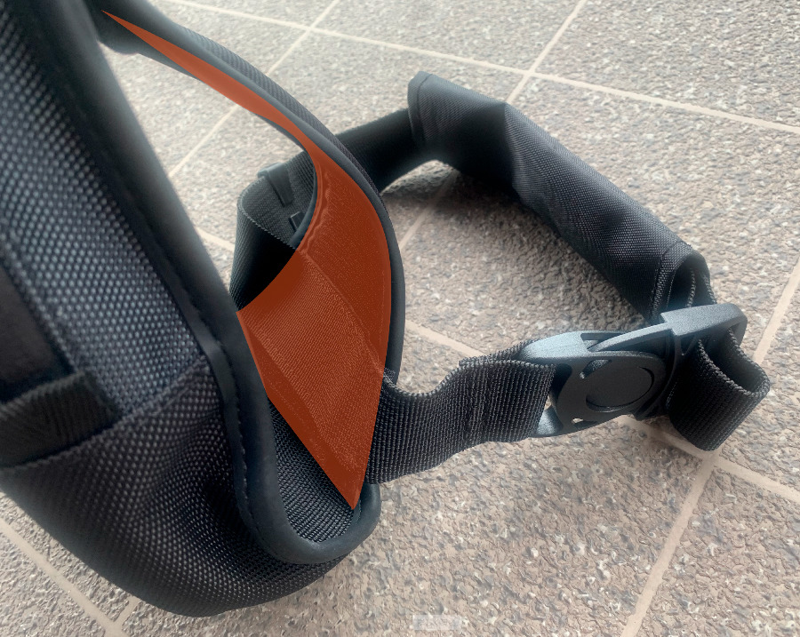 クシタニのレッグバッグは、太もも側のベルトの高さ調整が可能