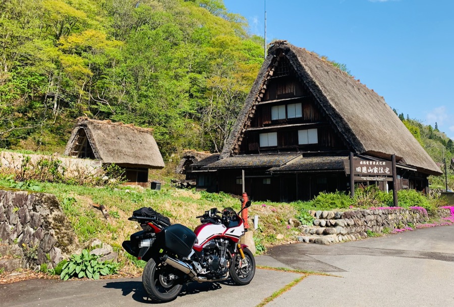 白川郷ツーリング｜旧遠山家住宅はバイクと茅葺の写真が撮れる