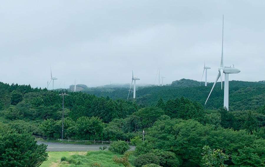 青山高原は巨大風車が林立するなかを走るワインディングロード