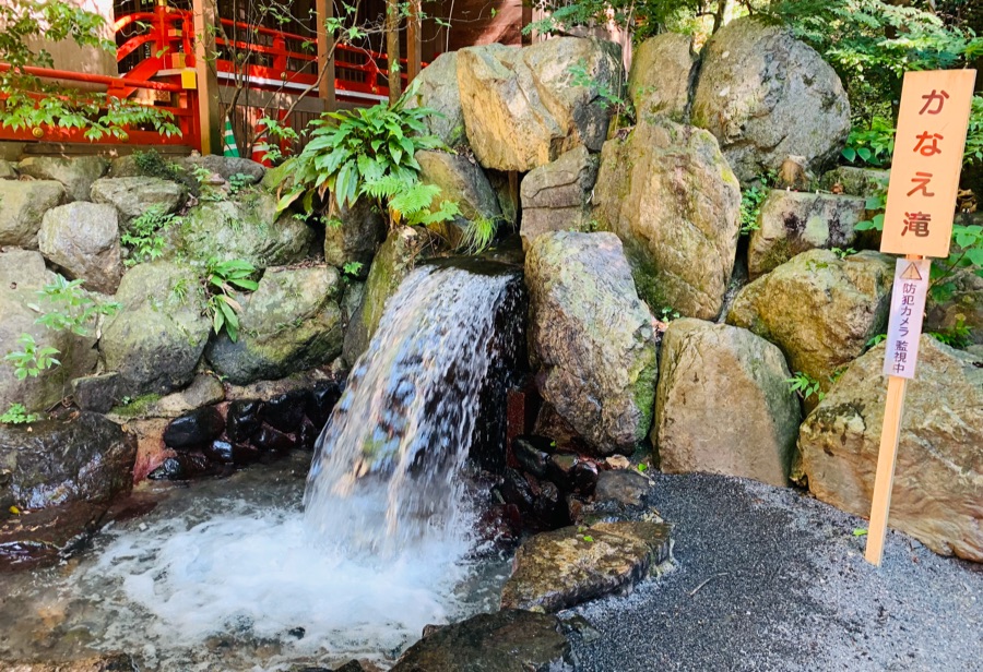 椿大神社のパワースポット”かなえ滝”は開運成就、恋愛成就で知られています