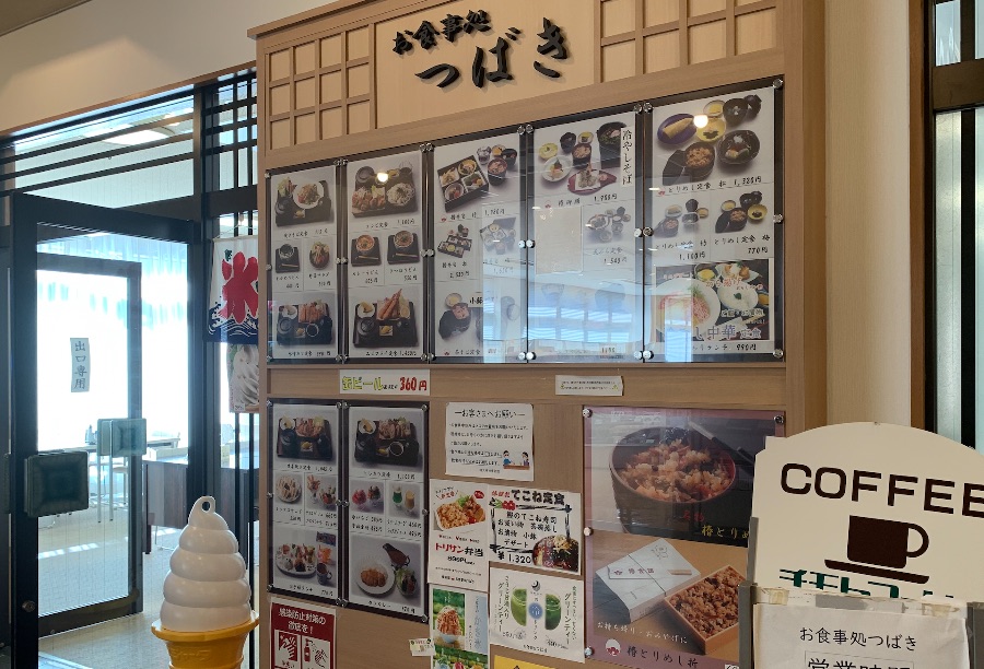 椿大神社の椿会館のお食事処”つばき”では名物の椿とりめしが食べられます