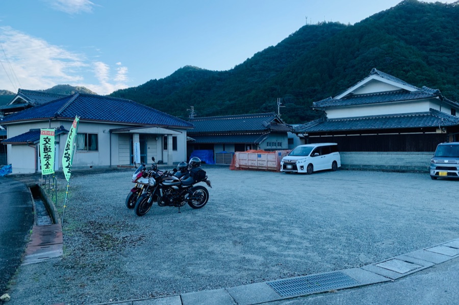 曼珠沙華の里でバイクで行くなら、間子公民館の無料駐車場に停めさせてもらおう