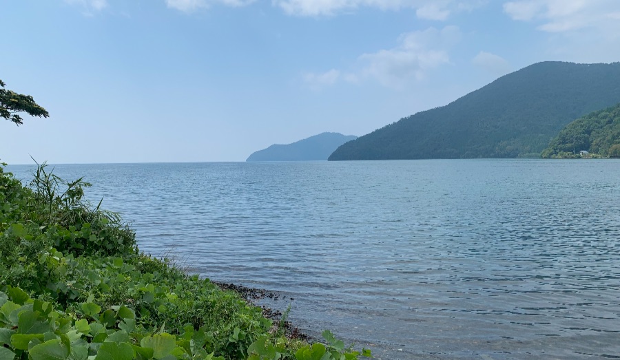 琵琶湖の北湖は自然豊かで湖も美しい