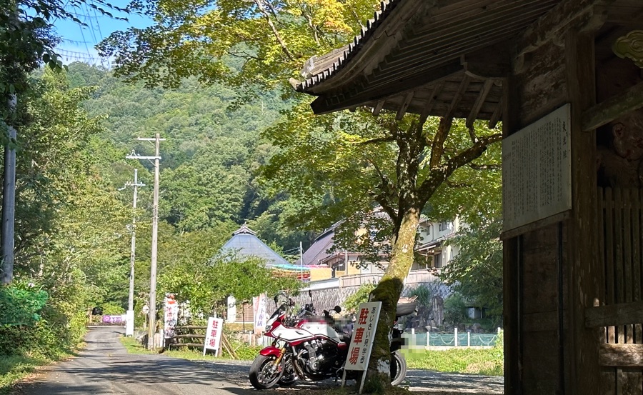 東光院の駐車場はふたつありますが、お寺の近くの駐車場は台数が限られているので注意