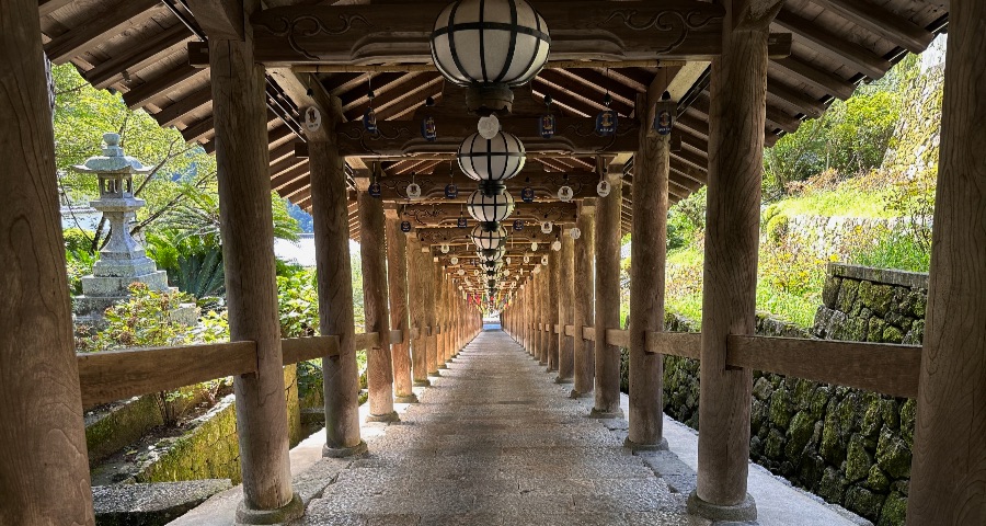 奈良 長谷寺の長い登廊（とろう）に風鈴が飾られて涼しげ