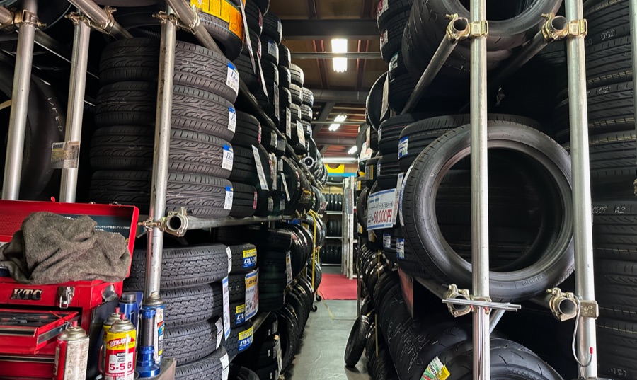 藤原タイヤセンターは大阪府富田林市にあるタイヤ専門店で、タイヤの在庫数も多く持ち込みタイヤにも対応