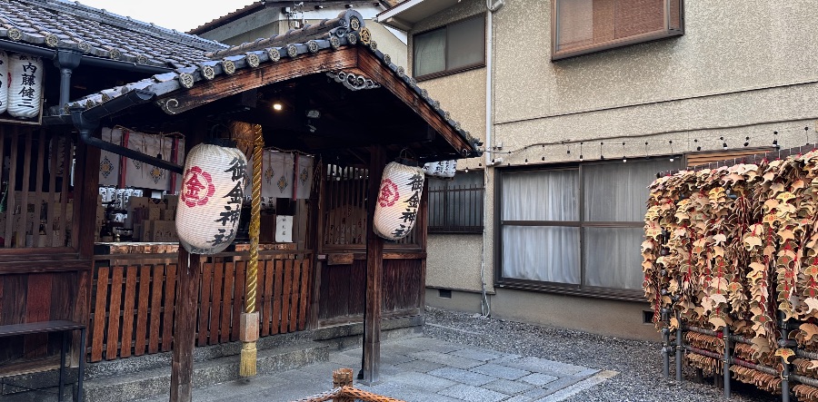 御金神社には樹齢200年を超える御神木のイチョウの木があり、絵馬やお守りなどもイチョウ型をしています