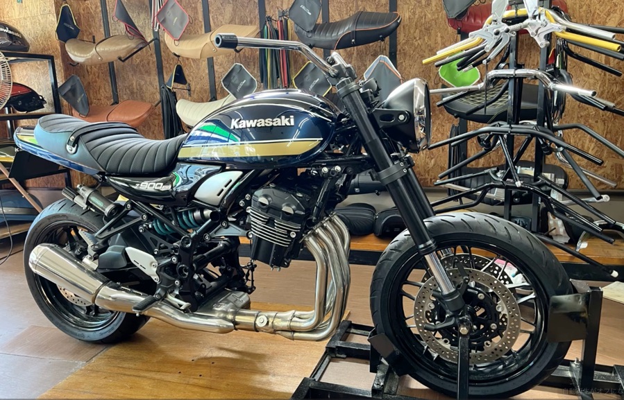 アシヤシートには、Z900RSの部品を組み立て作られたジグがある