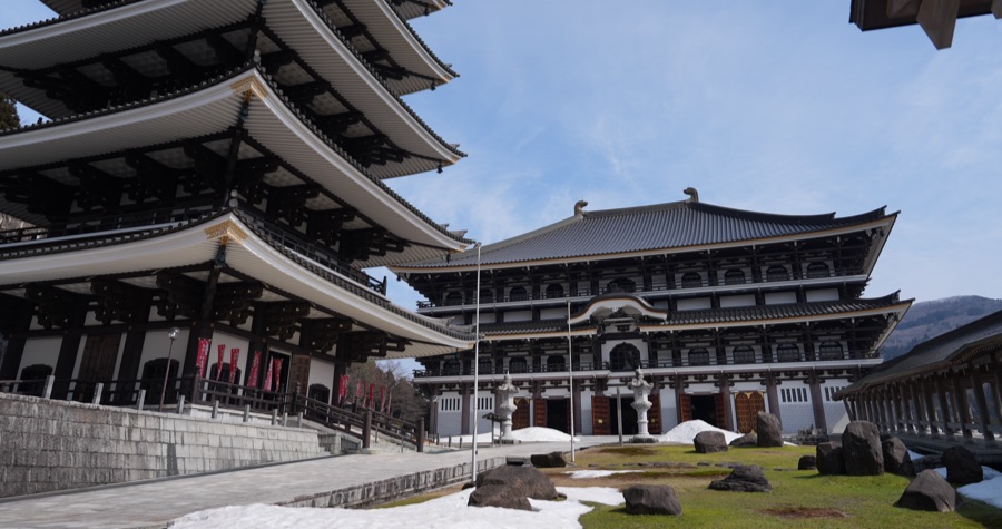 但馬大仏 長楽寺の施設は大きく立派。五重塔には登ることができます。
