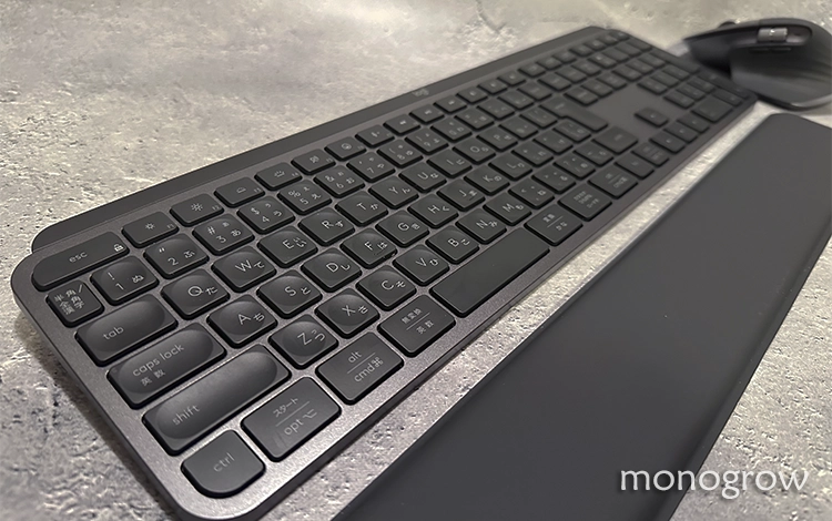 ロジクール MX KEYS Sは、厚みのないパンタグラフ式のキーボードで、ズッシリと重く高級感がある。